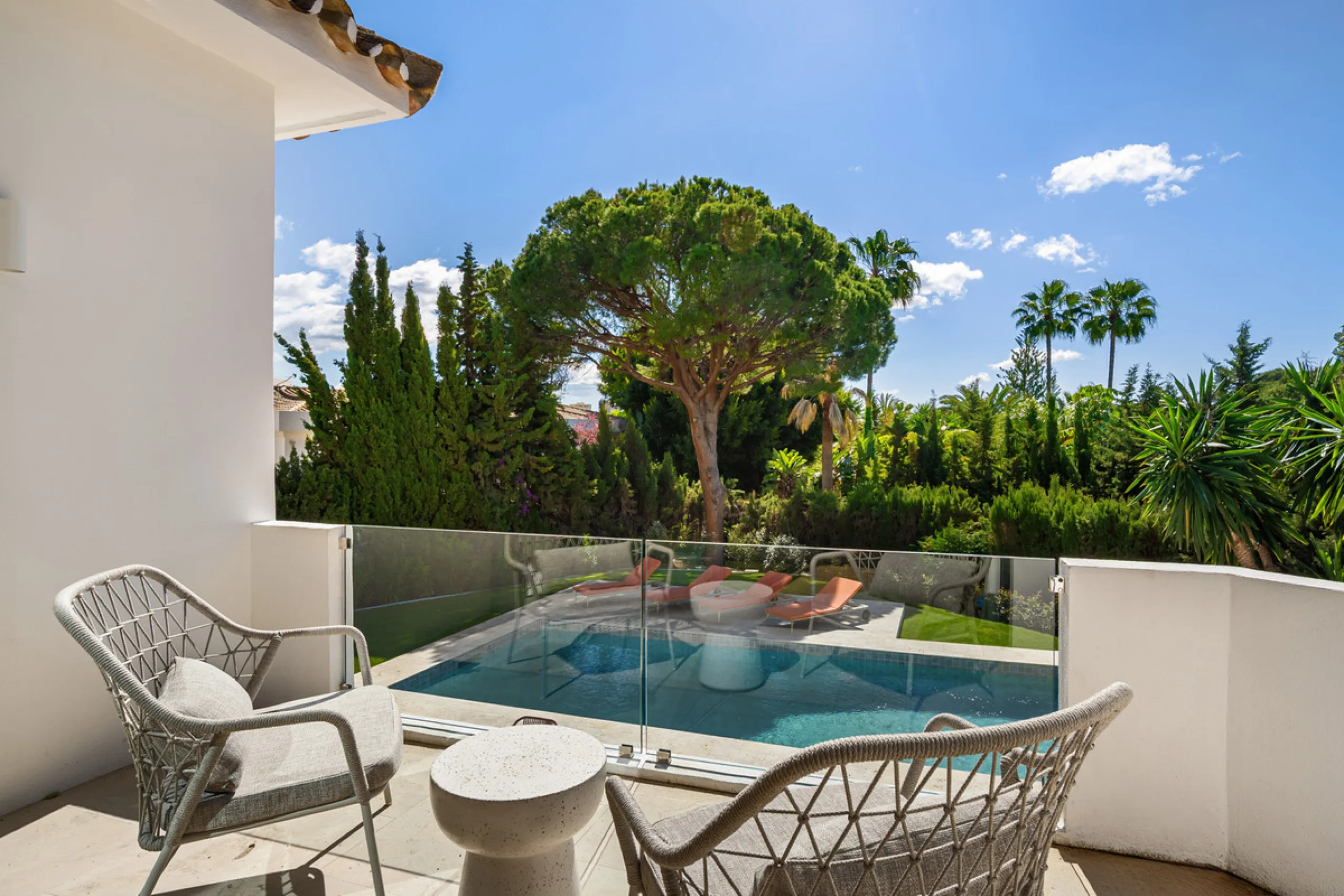 House - Detached Villa в продаже в Marbella, Málaga. В доме 4 спален и 4 ванных комнат. Площадь дома 335 м². Площадь участка 1006 м²