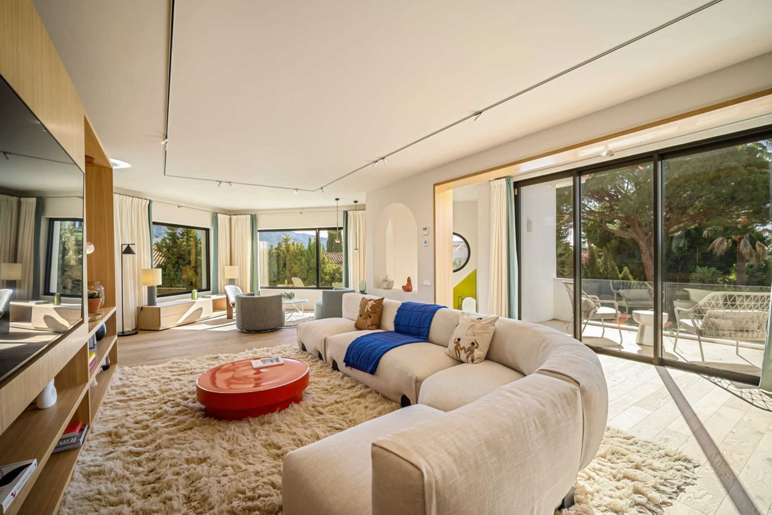 House - Detached Villa в продаже в Marbella, Málaga. В доме 4 спален и 4 ванных комнат. Площадь дома 335 м². Площадь участка 1006 м²