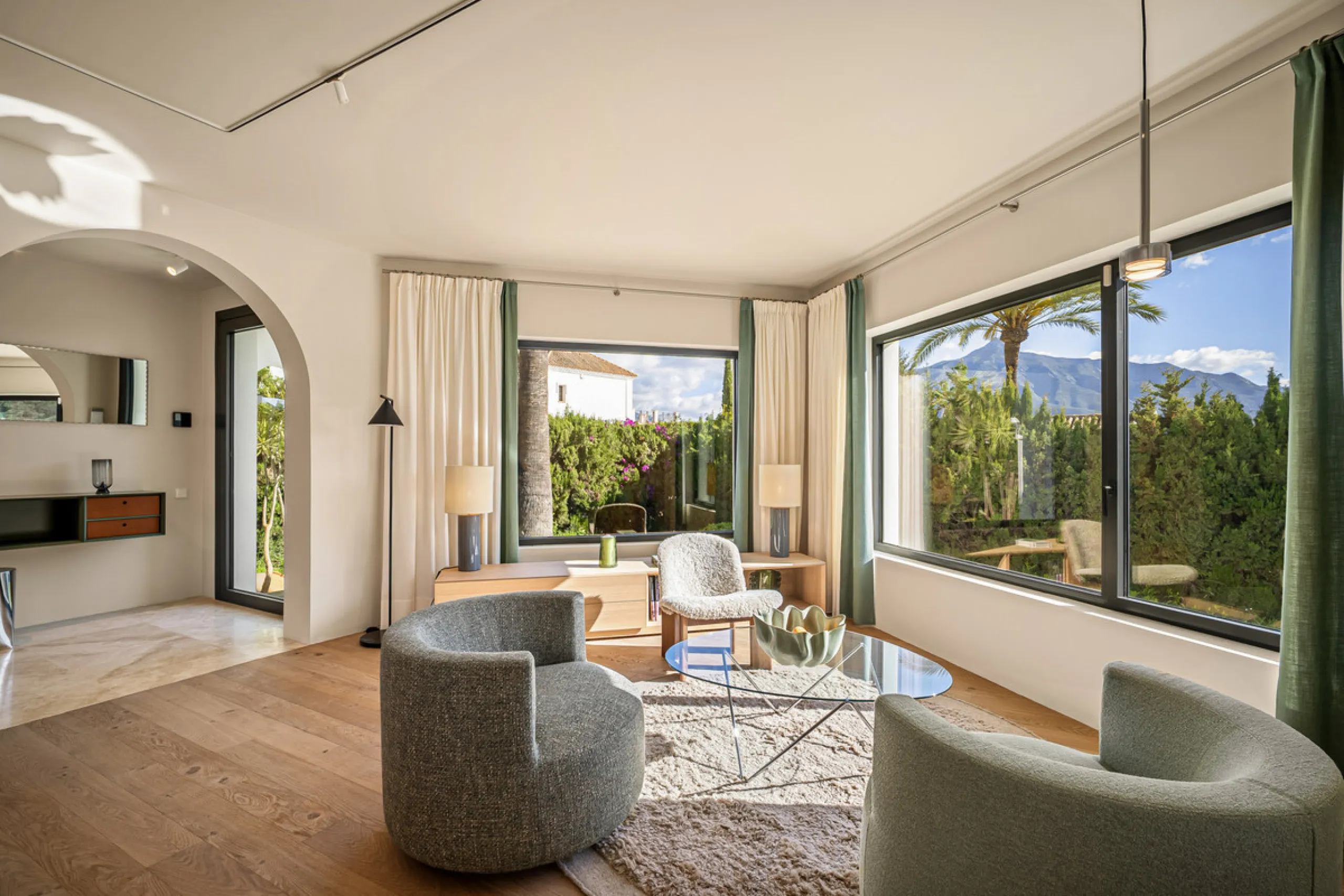 House - Detached Villa в продаже в Marbella, Málaga. В доме 4 спален и 4 ванных комнат. Площадь дома 335 м². Площадь участка 1006 м²