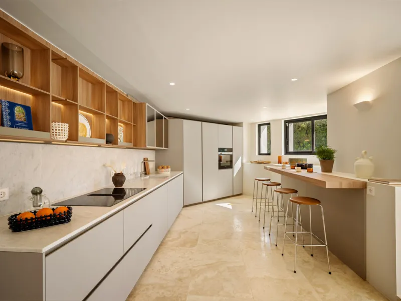 House - Detached Villa в продаже в Marbella, Málaga. В доме 4 спален и 4 ванных комнат. Площадь дома 335 м². Площадь участка 1006 м²
