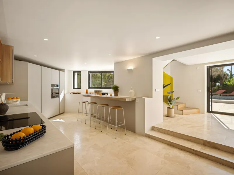 House - Detached Villa в продаже в Marbella, Málaga. В доме 4 спален и 4 ванных комнат. Площадь дома 335 м². Площадь участка 1006 м²