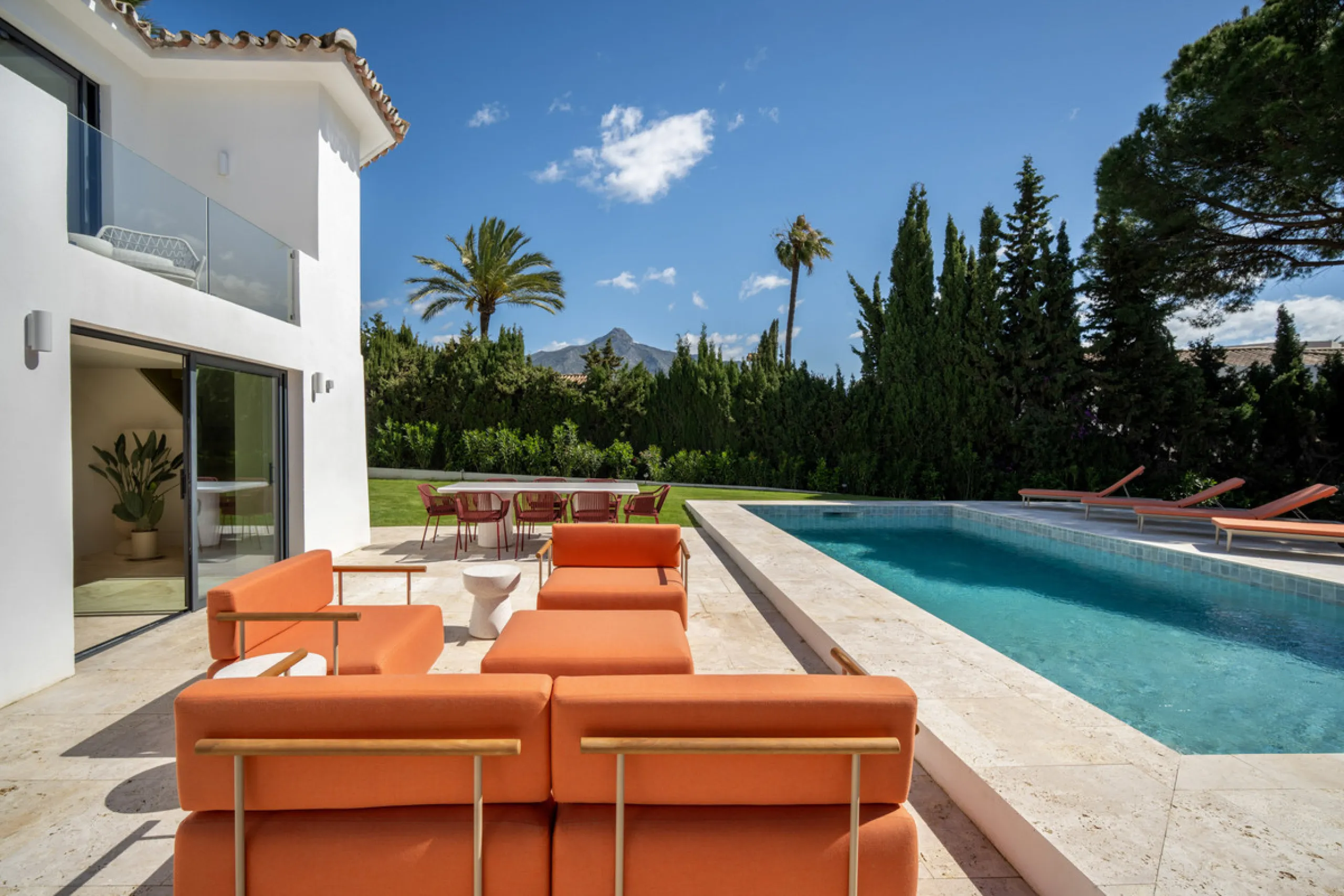 House - Detached Villa в продаже в Marbella, Málaga. В доме 4 спален и 4 ванных комнат. Площадь дома 335 м². Площадь участка 1006 м²