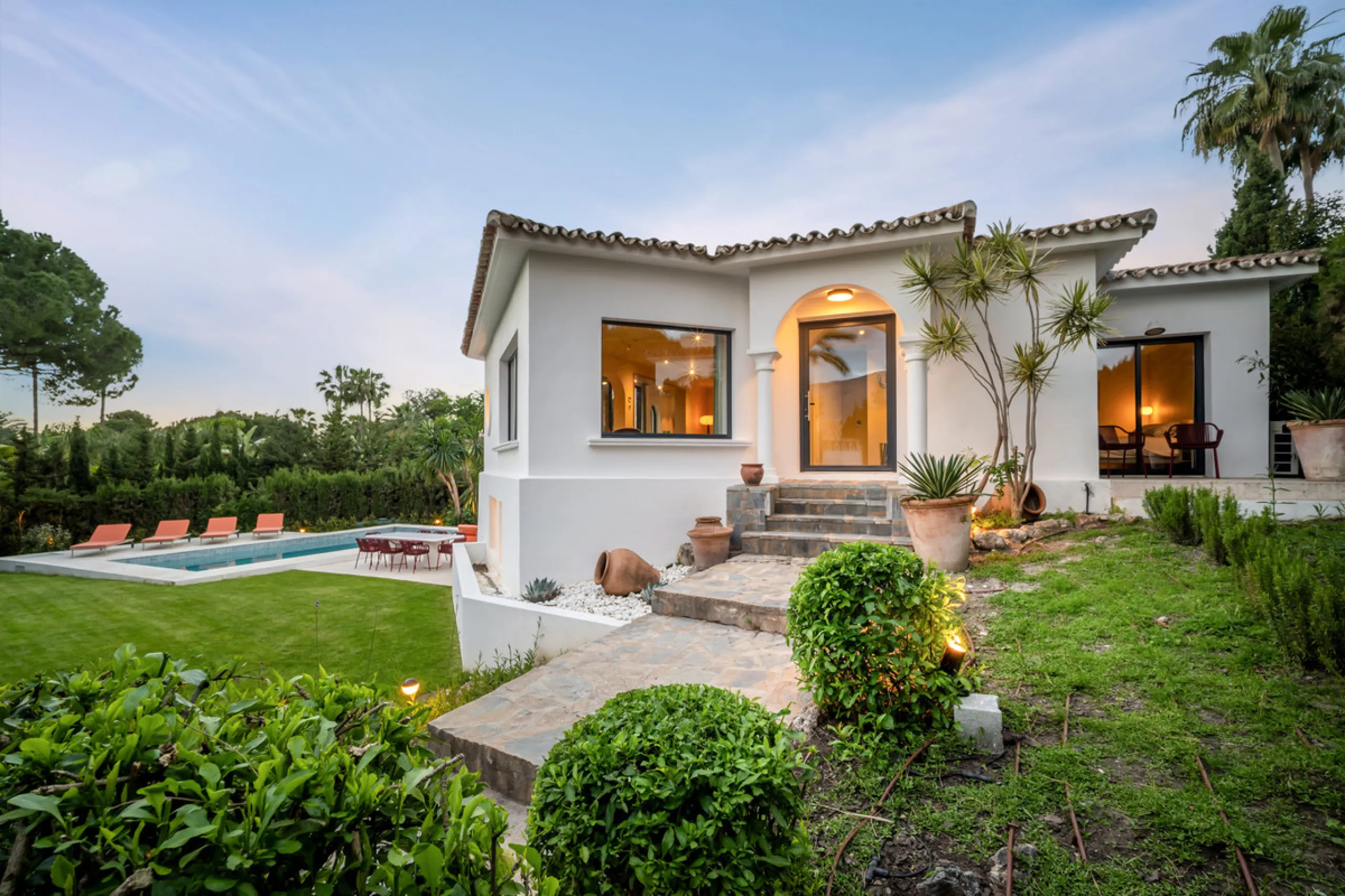 House - Detached Villa в продаже в Marbella, Málaga. В доме 4 спален и 4 ванных комнат. Площадь дома 335 м². Площадь участка 1006 м²