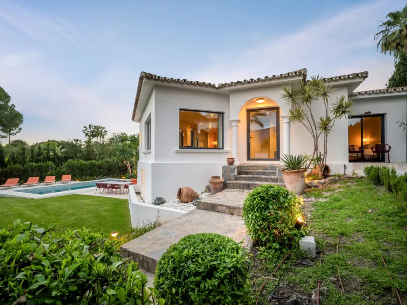 House - Detached Villa в продаже в Marbella, Málaga. В доме 4 спален и 4 ванных комнат. Площадь дома 335 м². Площадь участка 1006 м²