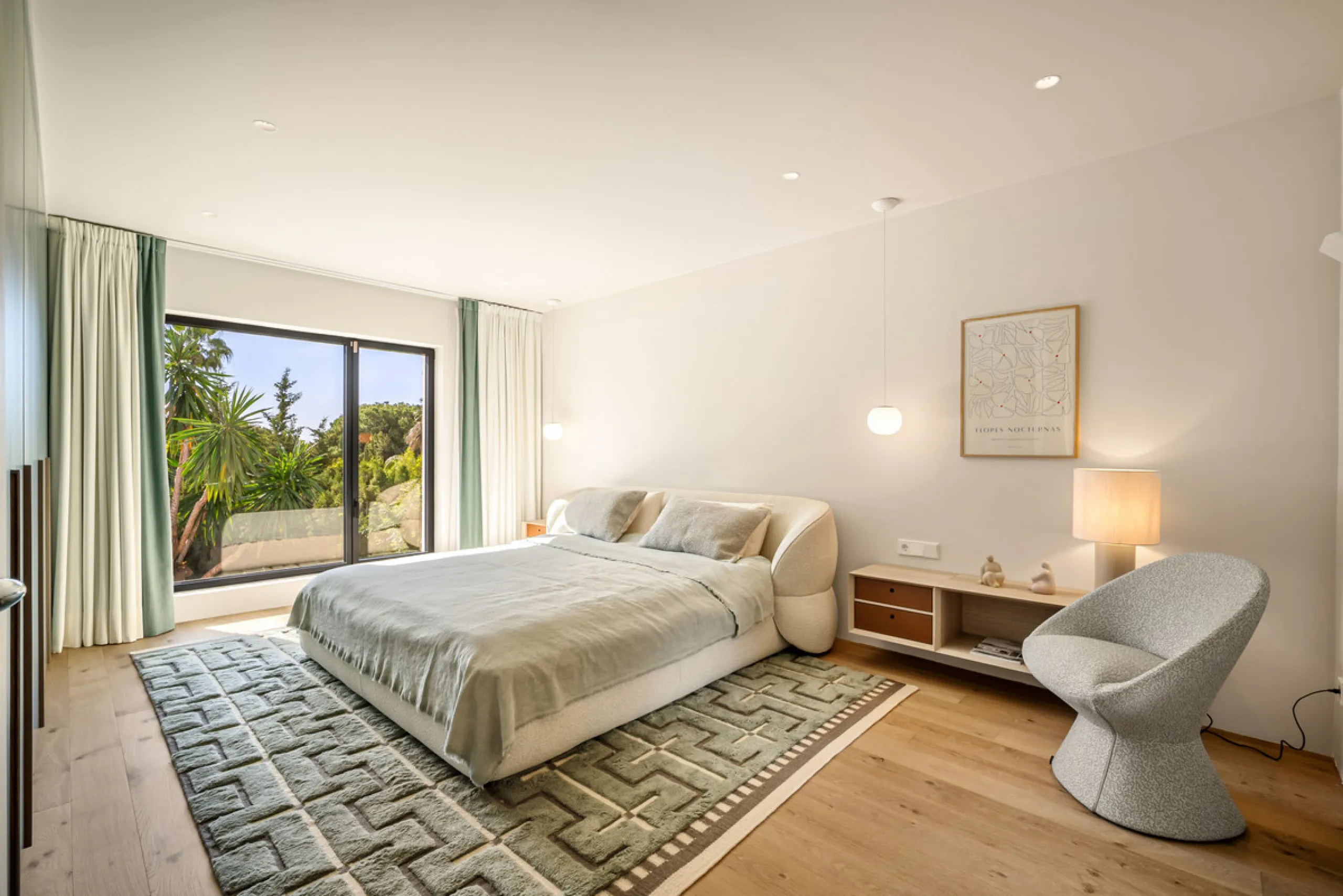 House - Detached Villa в продаже в Marbella, Málaga. В доме 4 спален и 4 ванных комнат. Площадь дома 335 м². Площадь участка 1006 м²