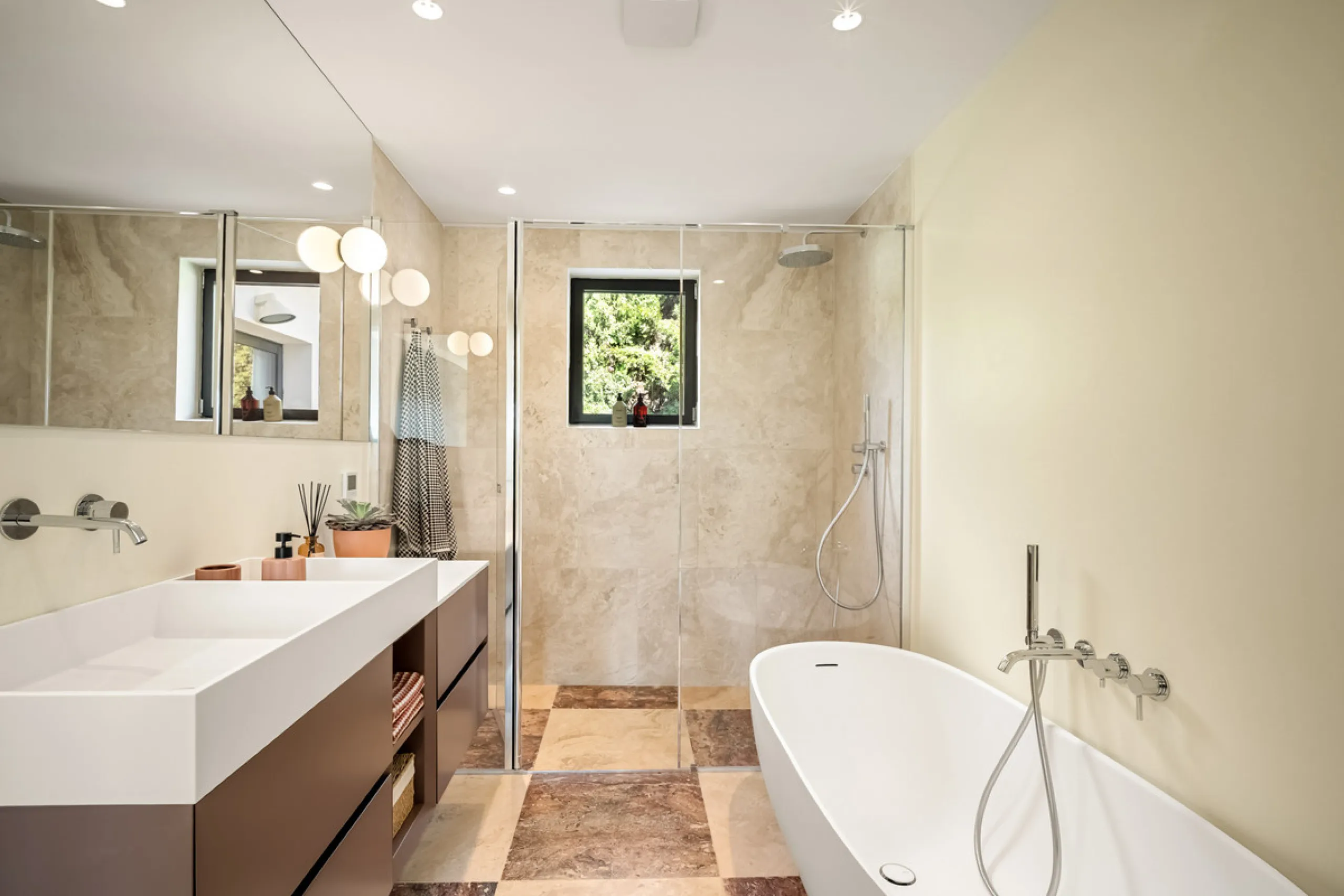 House - Detached Villa в продаже в Marbella, Málaga. В доме 4 спален и 4 ванных комнат. Площадь дома 335 м². Площадь участка 1006 м²