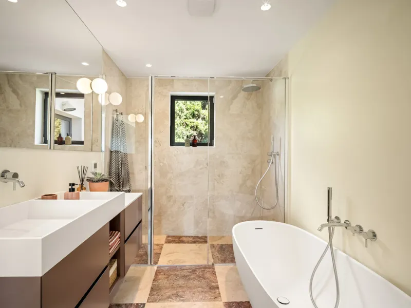 House - Detached Villa в продаже в Marbella, Málaga. В доме 4 спален и 4 ванных комнат. Площадь дома 335 м². Площадь участка 1006 м²