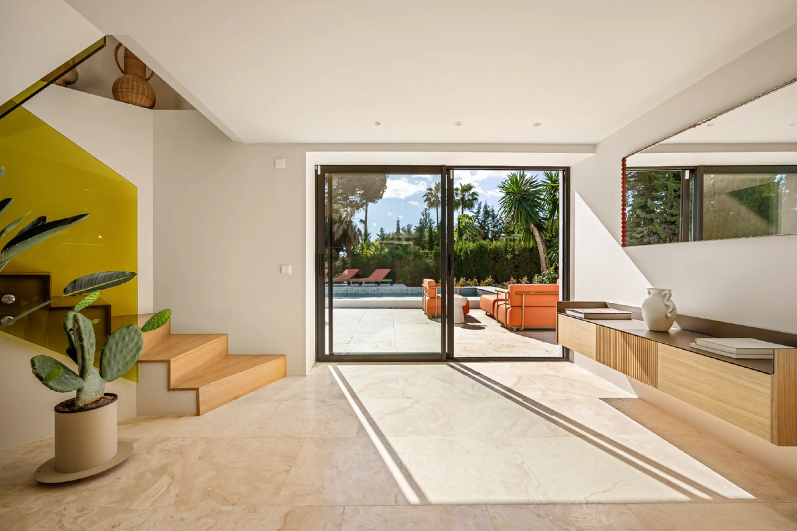 House - Detached Villa в продаже в Marbella, Málaga. В доме 4 спален и 4 ванных комнат. Площадь дома 335 м². Площадь участка 1006 м²