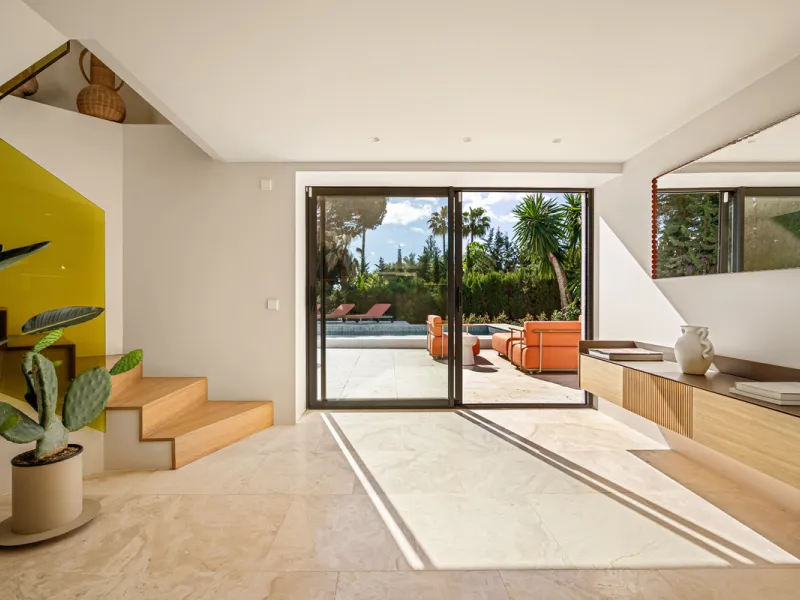 House - Detached Villa в продаже в Marbella, Málaga. В доме 4 спален и 4 ванных комнат. Площадь дома 335 м². Площадь участка 1006 м²