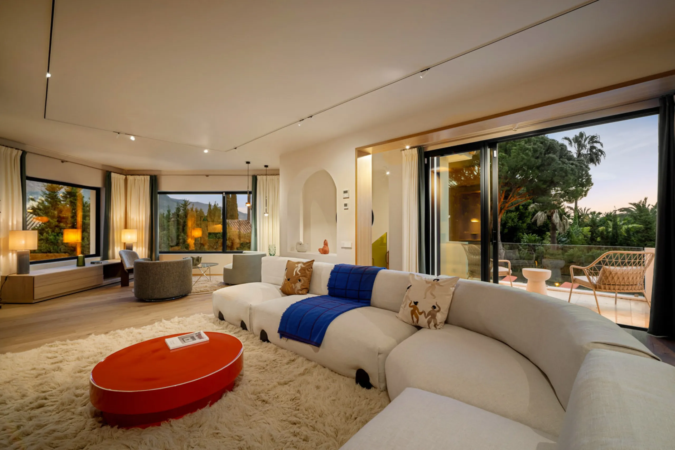 House - Detached Villa в продаже в Marbella, Málaga. В доме 4 спален и 4 ванных комнат. Площадь дома 335 м². Площадь участка 1006 м²
