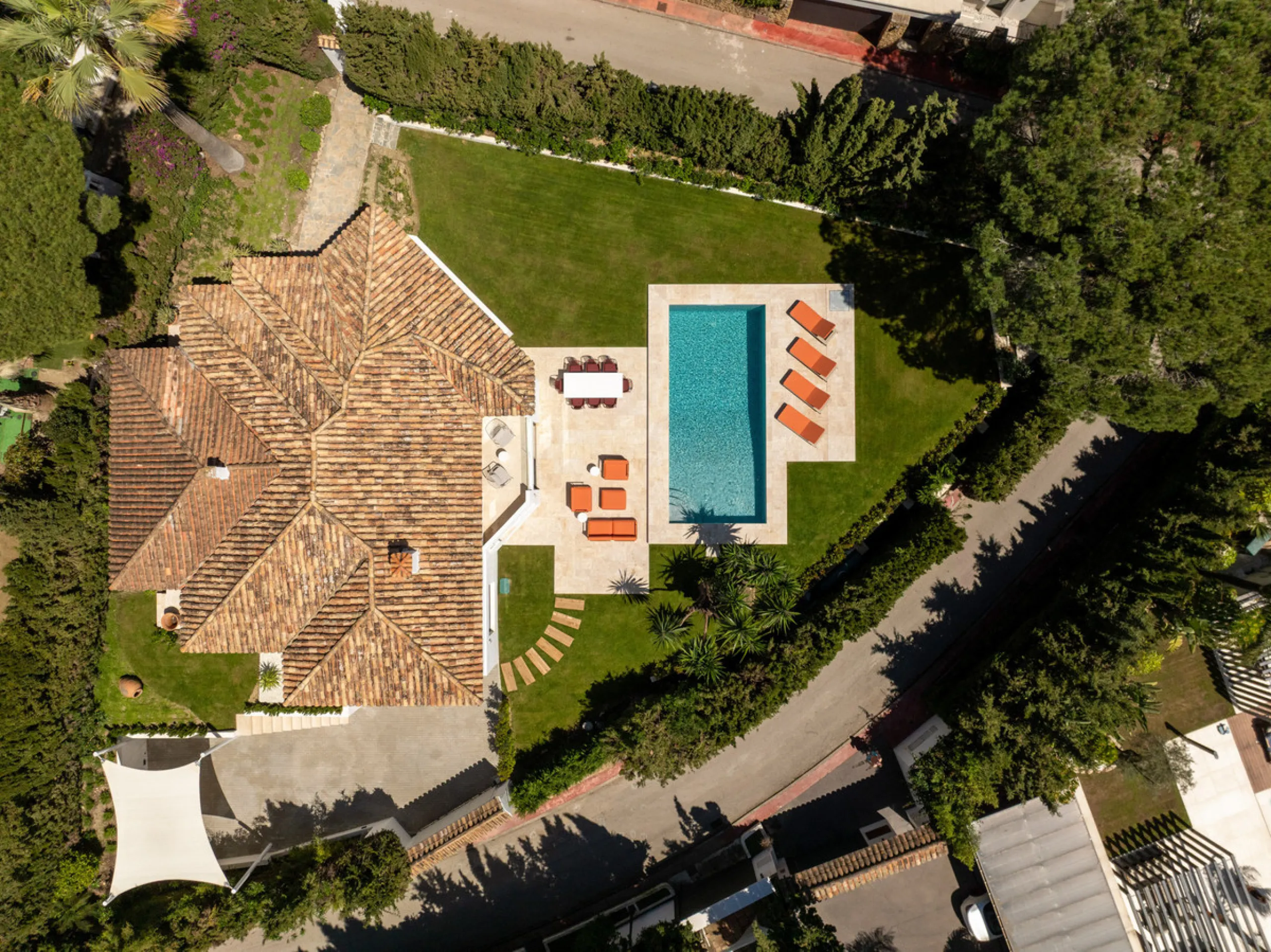 House - Detached Villa в продаже в Marbella, Málaga. В доме 4 спален и 4 ванных комнат. Площадь дома 335 м². Площадь участка 1006 м²