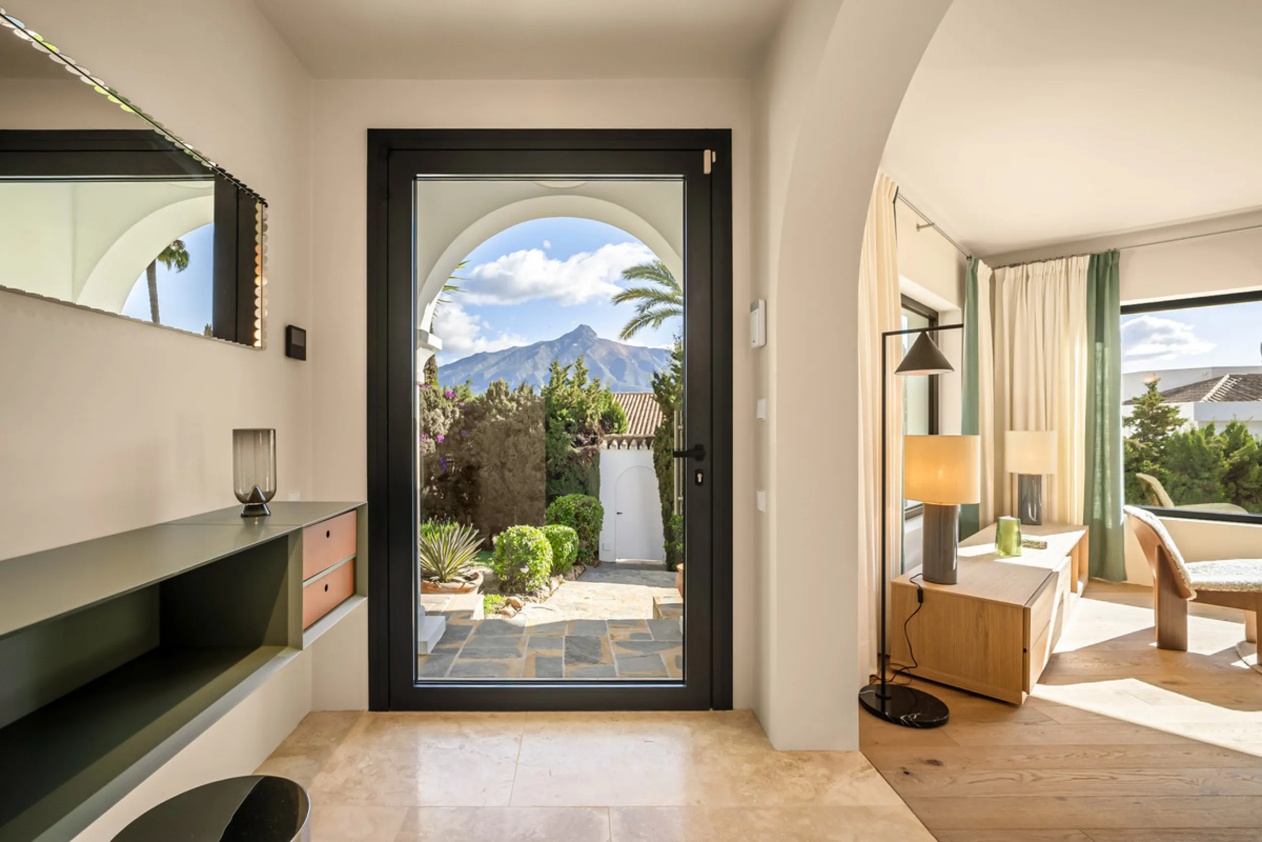 House - Detached Villa в продаже в Marbella, Málaga. В доме 4 спален и 4 ванных комнат. Площадь дома 335 м². Площадь участка 1006 м²