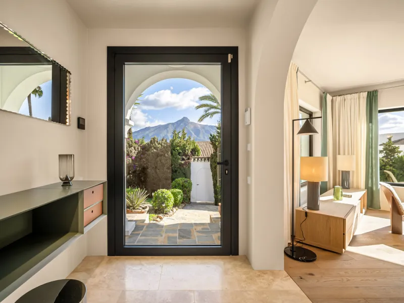 House - Detached Villa в продаже в Marbella, Málaga. В доме 4 спален и 4 ванных комнат. Площадь дома 335 м². Площадь участка 1006 м²