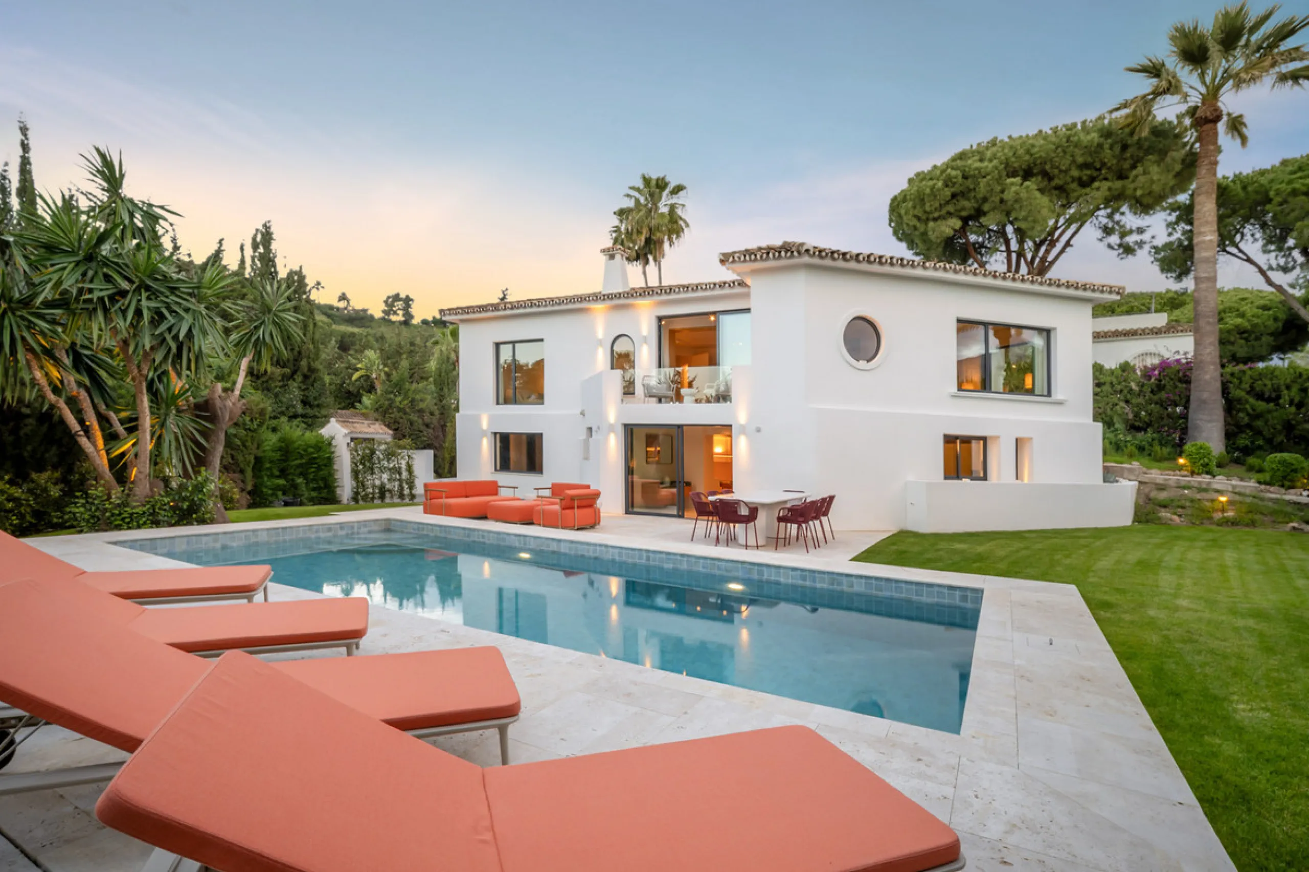 House - Detached Villa в продаже в Marbella, Málaga. В доме 4 спален и 4 ванных комнат. Площадь дома 335 м². Площадь участка 1006 м²