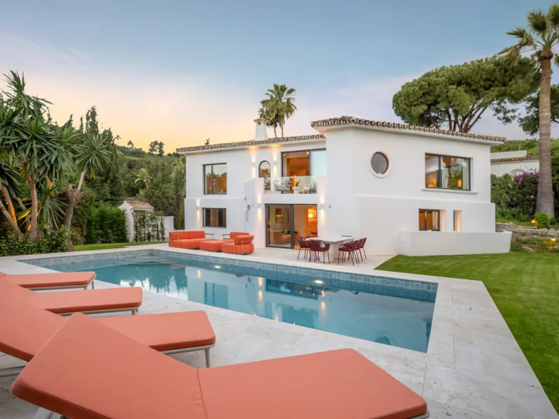 House - Detached Villa в продаже в Marbella, Málaga. В доме 4 спален и 4 ванных комнат. Площадь дома 335 м². Площадь участка 1006 м²
