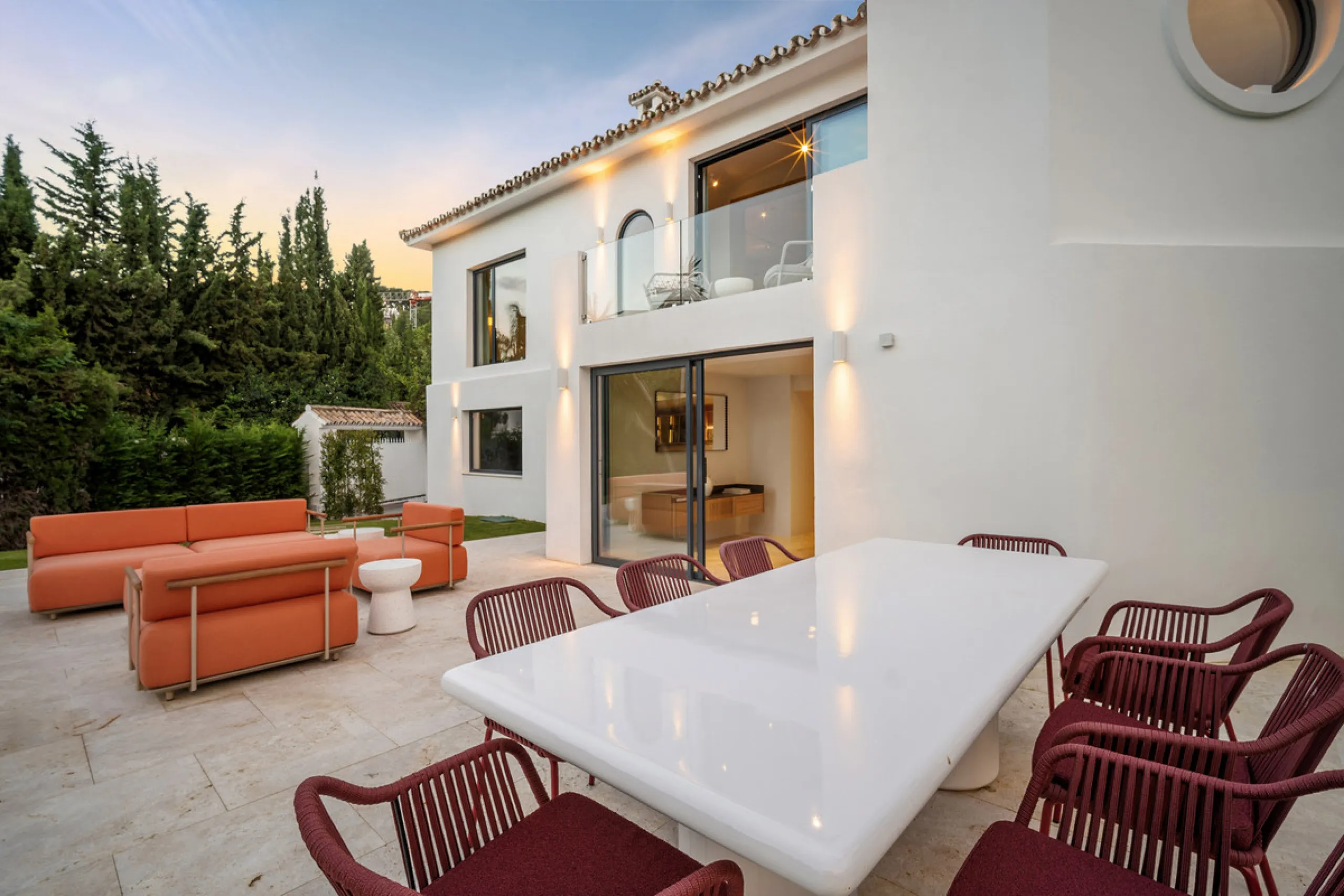 House - Detached Villa в продаже в Marbella, Málaga. В доме 4 спален и 4 ванных комнат. Площадь дома 335 м². Площадь участка 1006 м²