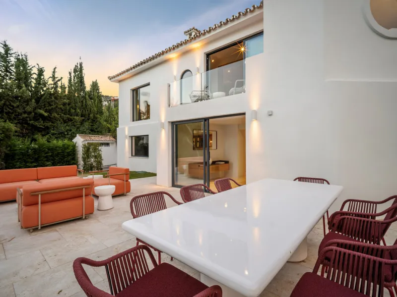 House - Detached Villa в продаже в Marbella, Málaga. В доме 4 спален и 4 ванных комнат. Площадь дома 335 м². Площадь участка 1006 м²