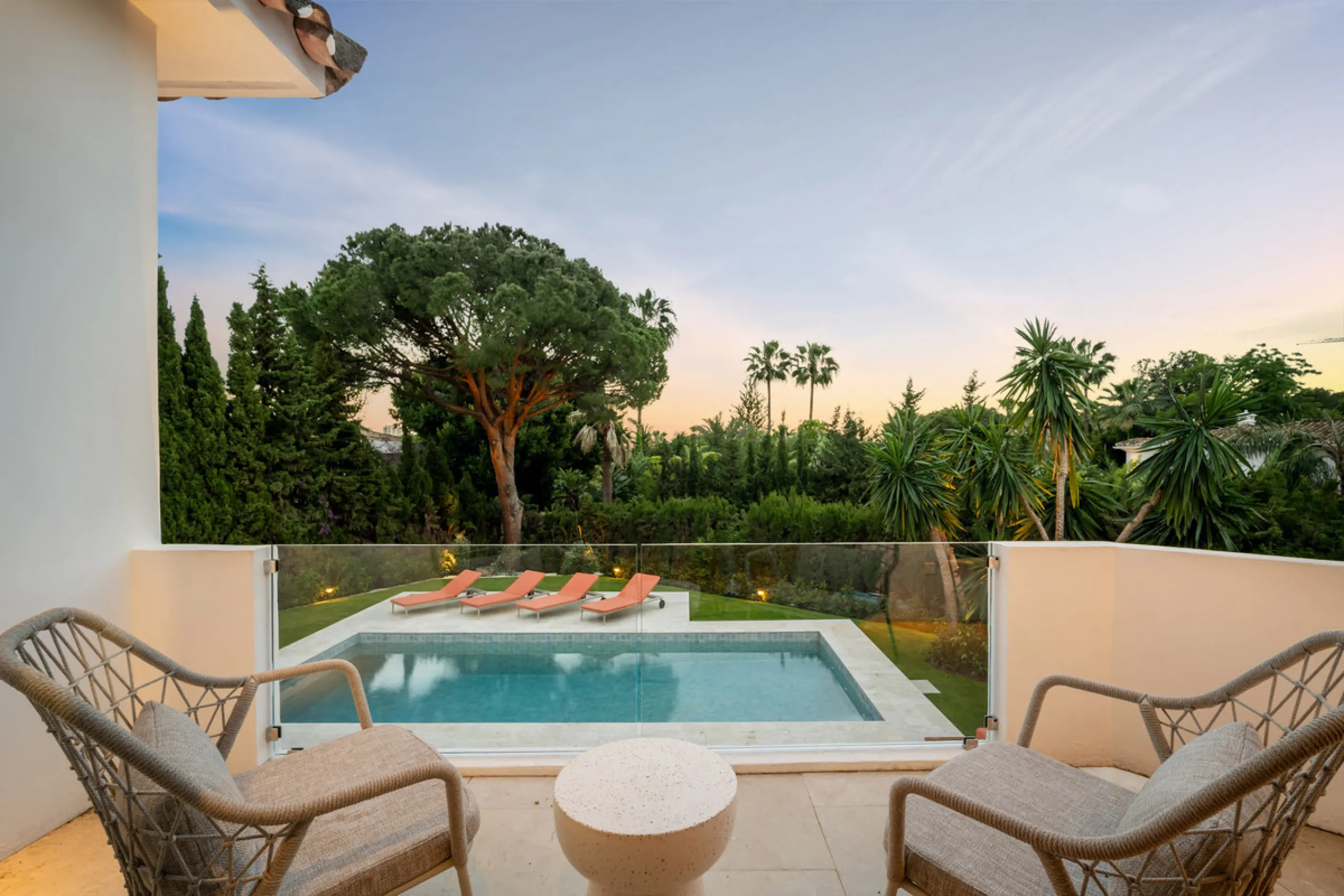 House - Detached Villa в продаже в Marbella, Málaga. В доме 4 спален и 4 ванных комнат. Площадь дома 335 м². Площадь участка 1006 м²