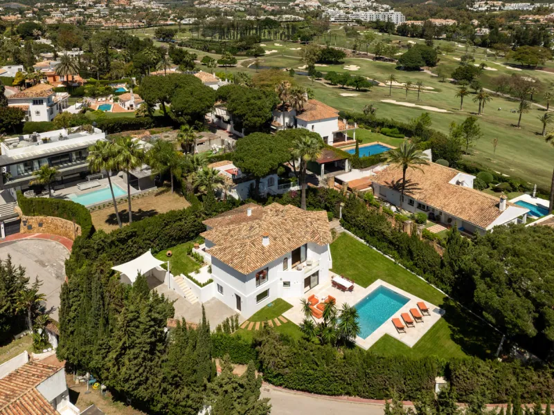 House - Detached Villa в продаже в Marbella, Málaga. В доме 4 спален и 4 ванных комнат. Площадь дома 335 м². Площадь участка 1006 м²