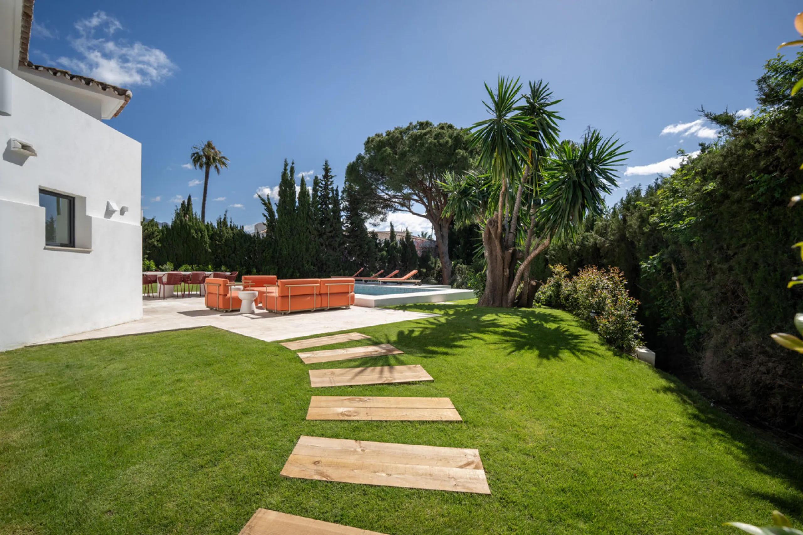 House - Detached Villa в продаже в Marbella, Málaga. В доме 4 спален и 4 ванных комнат. Площадь дома 335 м². Площадь участка 1006 м²