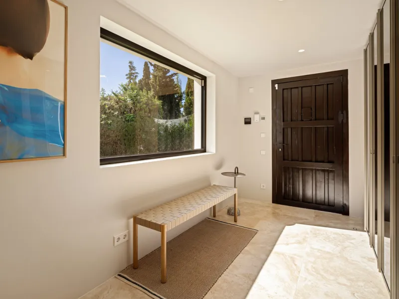 House - Detached Villa в продаже в Marbella, Málaga. В доме 4 спален и 4 ванных комнат. Площадь дома 335 м². Площадь участка 1006 м²