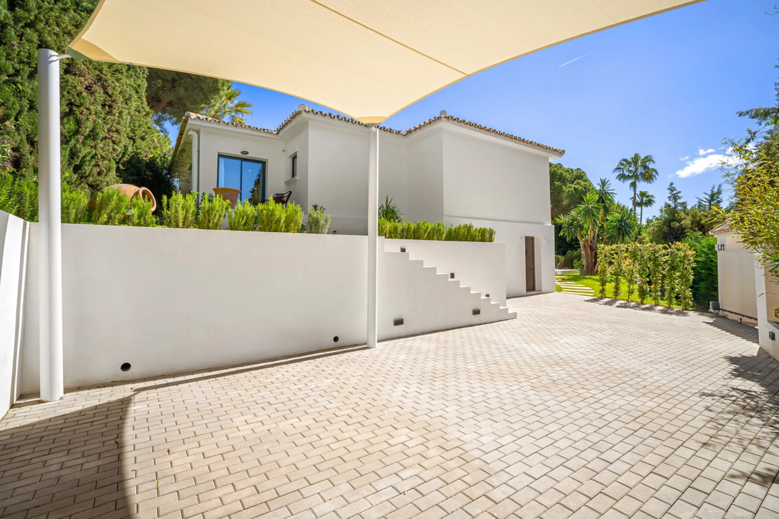 House - Detached Villa в продаже в Marbella, Málaga. В доме 4 спален и 4 ванных комнат. Площадь дома 335 м². Площадь участка 1006 м²