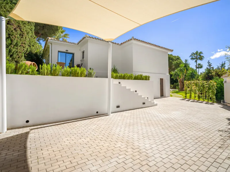 House - Detached Villa в продаже в Marbella, Málaga. В доме 4 спален и 4 ванных комнат. Площадь дома 335 м². Площадь участка 1006 м²