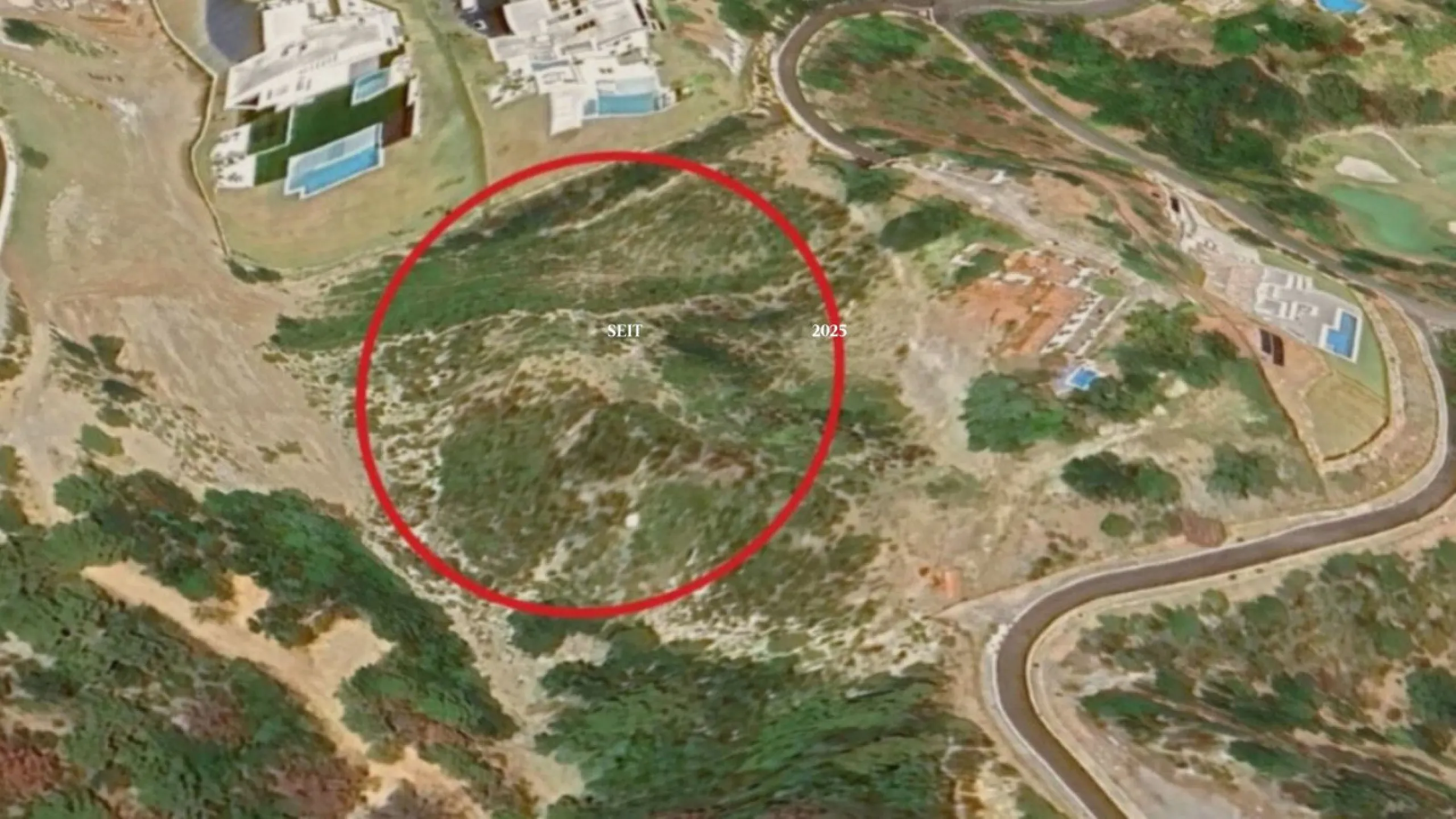 Discover this impressive 4,679 m² plot located in the exclusive gated community of Marbella Club Resort, in Benahavís. This plot offers spectacular golf, mountain, and countryside views, creating a natural setting that invites tranquility and well-being. 