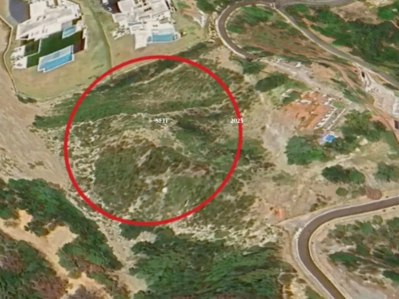 Discover this impressive 4,679 m² plot located in the exclusive gated community of Marbella Club Resort, in Benahavís. This plot offers spectacular golf, mountain, and countryside views, creating a natural setting that invites tranquility and well-being. 