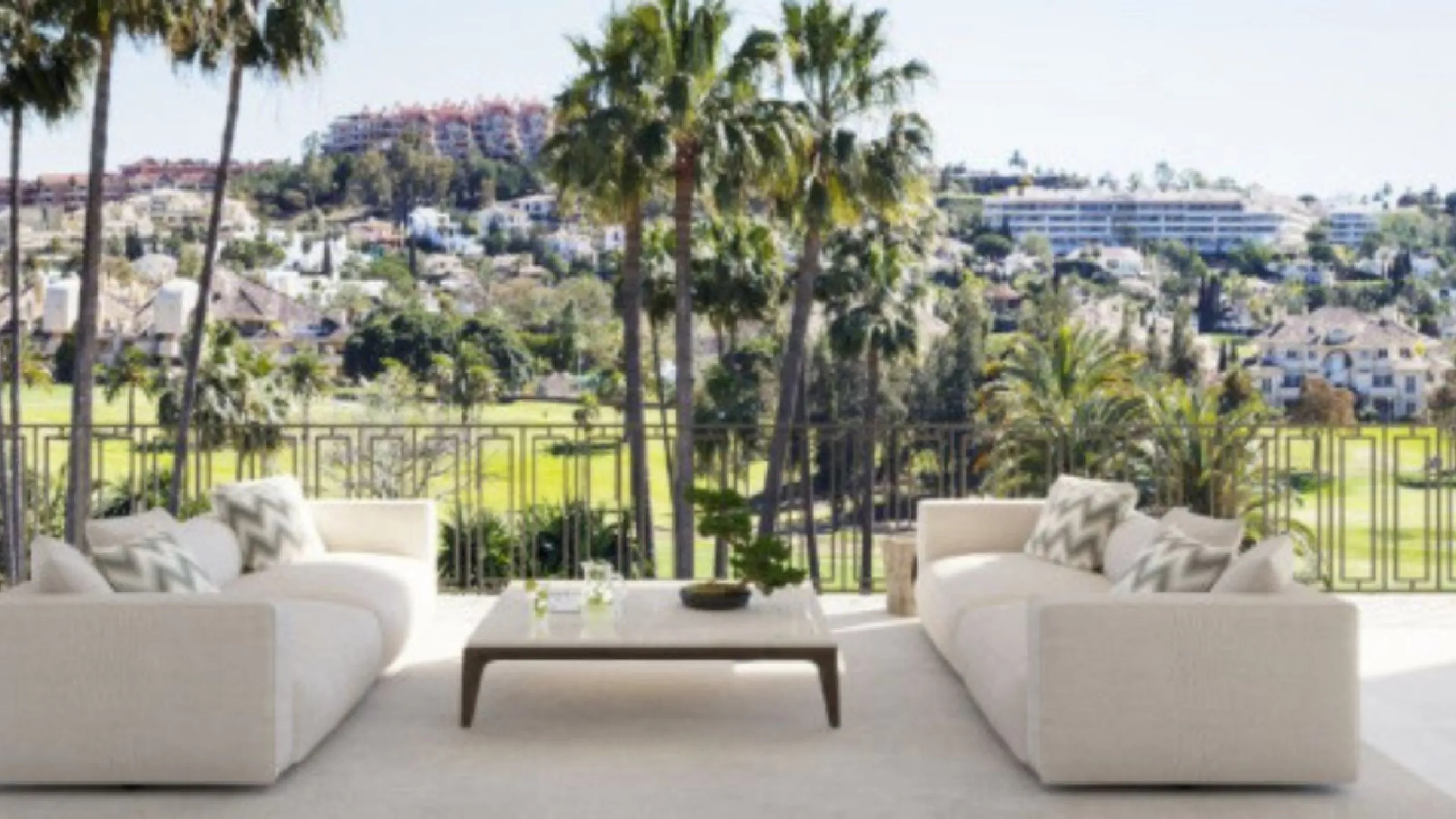 Discover this impressive 4,679 m² plot located in the exclusive gated community of Marbella Club Resort, in Benahavís. This plot offers spectacular golf, mountain, and countryside views, creating a natural setting that invites tranquility and well-being. 