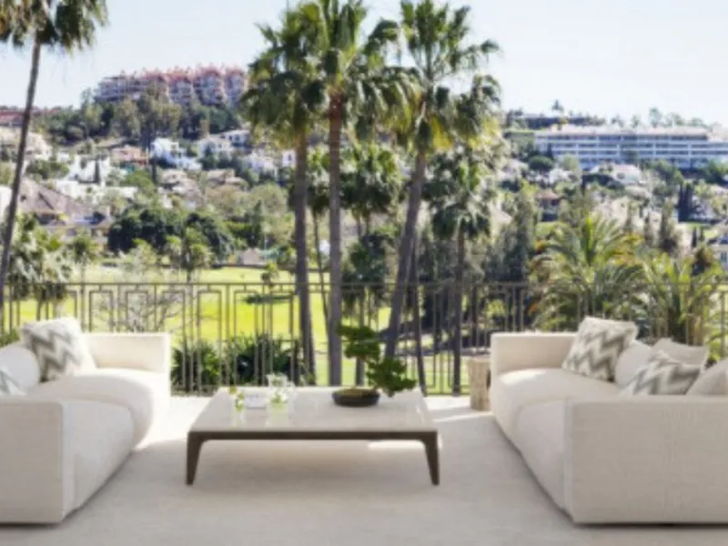 Discover this impressive 4,679 m² plot located in the exclusive gated community of Marbella Club Resort, in Benahavís. This plot offers spectacular golf, mountain, and countryside views, creating a natural setting that invites tranquility and well-being. 