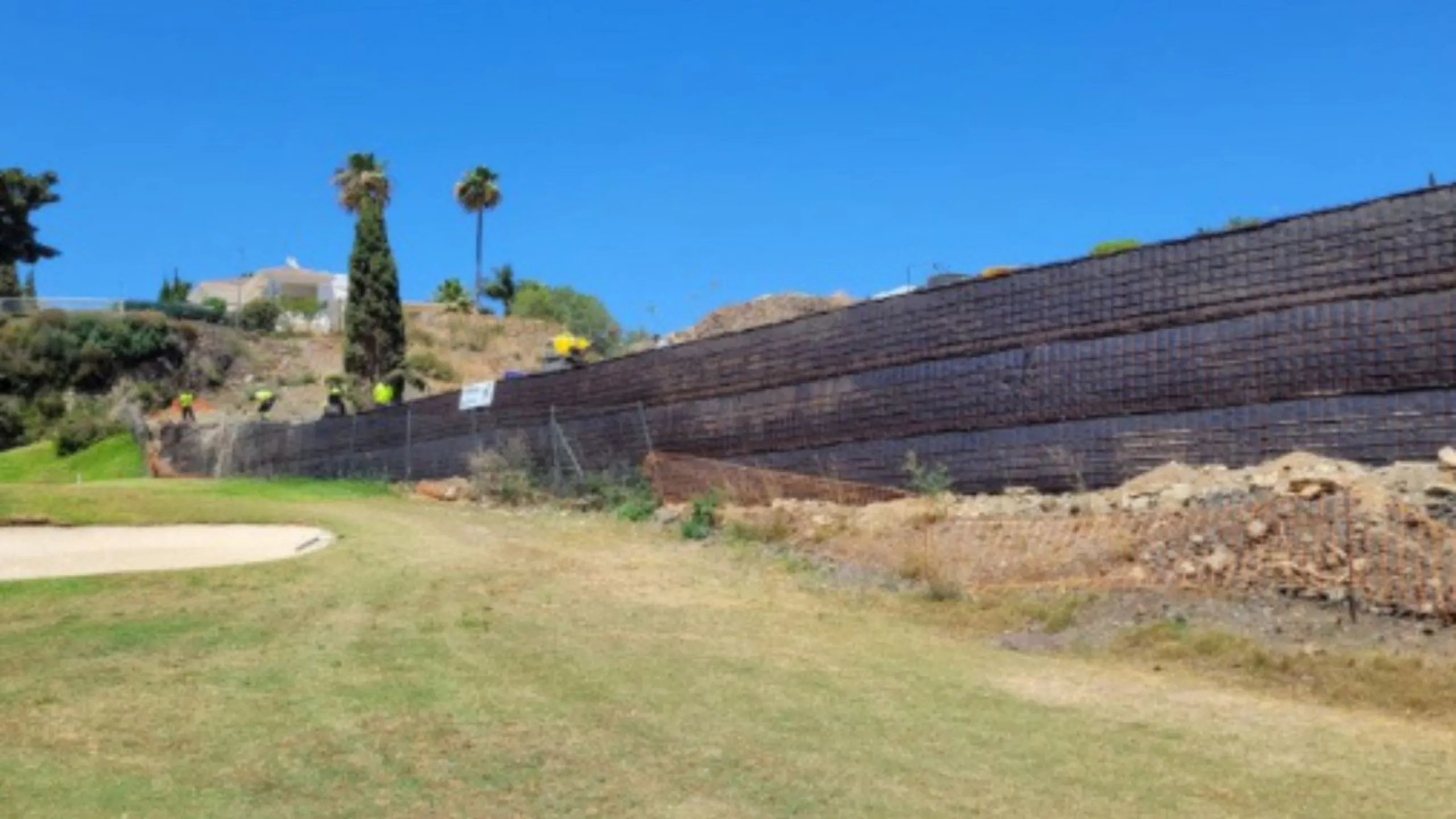 Discover this impressive 4,679 m² plot located in the exclusive gated community of Marbella Club Resort, in Benahavís. This plot offers spectacular golf, mountain, and countryside views, creating a natural setting that invites tranquility and well-being. 