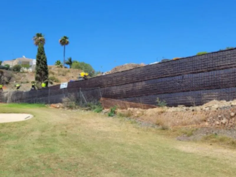 Discover this impressive 4,679 m² plot located in the exclusive gated community of Marbella Club Resort, in Benahavís. This plot offers spectacular golf, mountain, and countryside views, creating a natural setting that invites tranquility and well-being. 