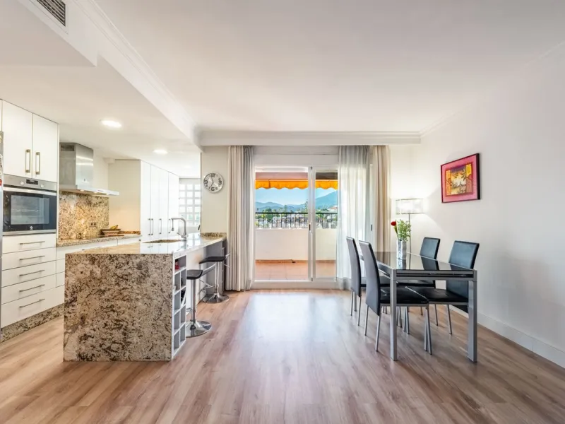 Apartment - Penthouse в продаже в Marbella, Málaga. В доме 4 спален и 3 ванных комнат. Площадь дома 163 м²