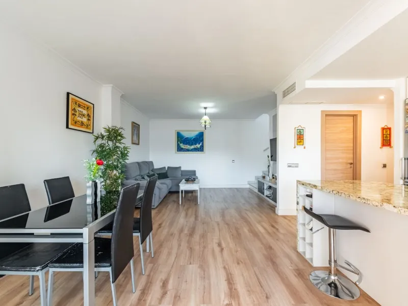 Apartment - Penthouse в продаже в Marbella, Málaga. В доме 4 спален и 3 ванных комнат. Площадь дома 163 м²
