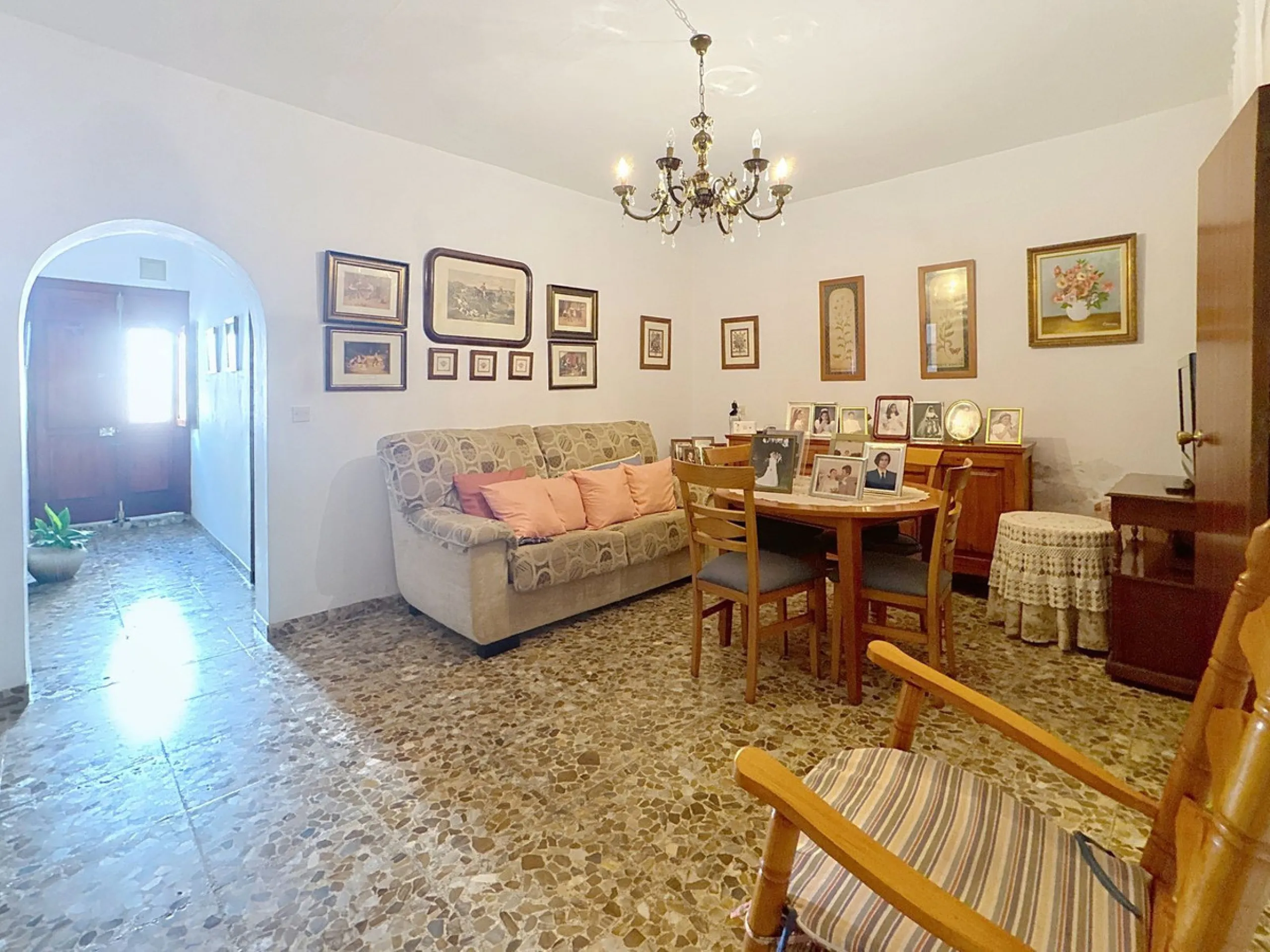 INVESTMENT OPPORTUNITY – HOUSE WITH POTENTIAL FOR 4 APARTMENTS IN ESTEPONA