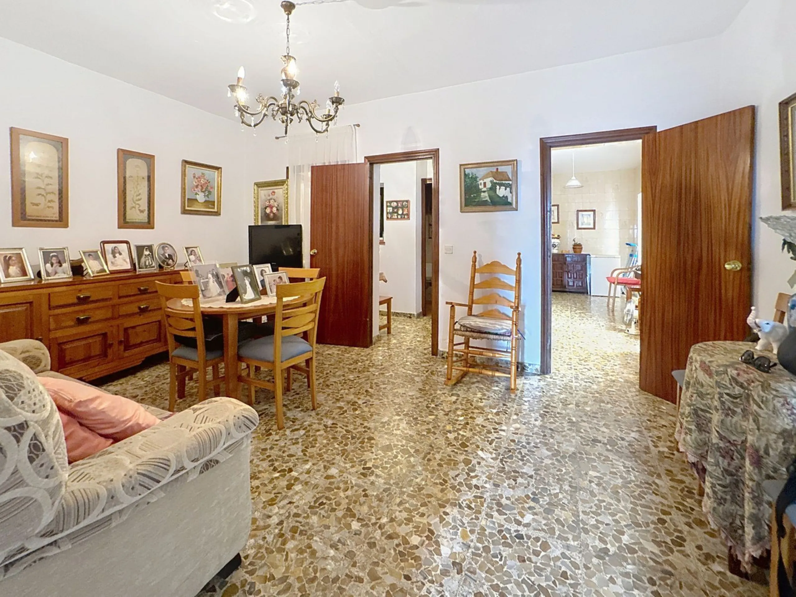 INVESTMENT OPPORTUNITY – HOUSE WITH POTENTIAL FOR 4 APARTMENTS IN ESTEPONA