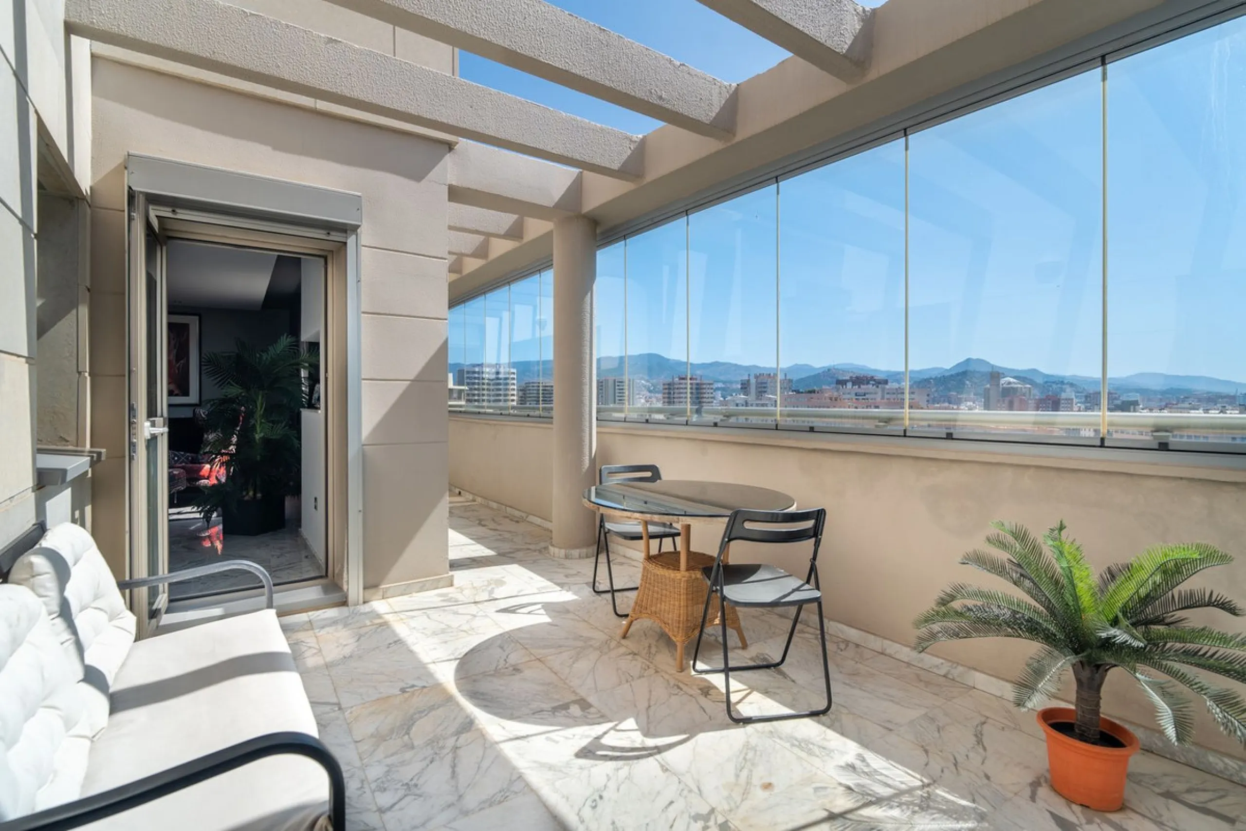 Apartment - Penthouse в продаже в Málaga, Málaga. В доме 4 спален и 3 ванных комнат. Площадь дома 275 м²