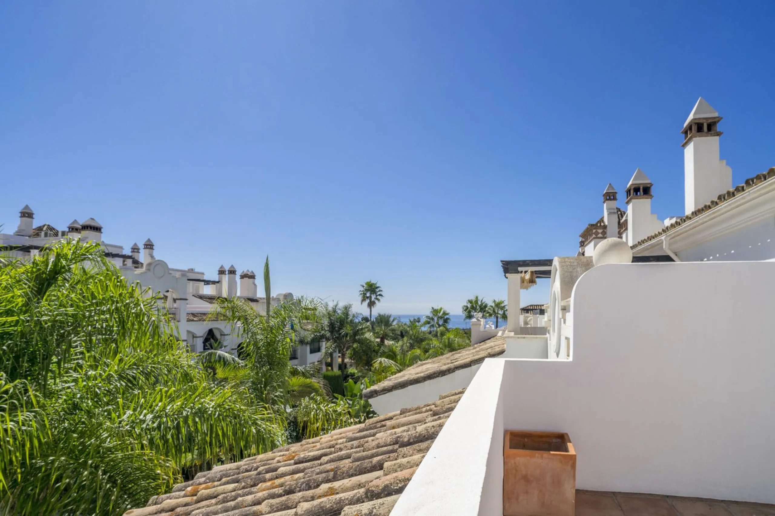 There are homes that are not only lived in, they are truly experienced. This penthouse duplex in Montebello Hills is one of them. Set on the noble slopes of Sierra Blanca, it offers both the calm of the mountains and the endless expanse of the Mediterrane