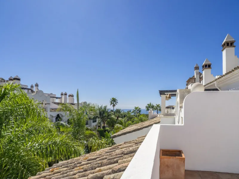 There are homes that are not only lived in, they are truly experienced. This penthouse duplex in Montebello Hills is one of them. Set on the noble slopes of Sierra Blanca, it offers both the calm of the mountains and the endless expanse of the Mediterrane