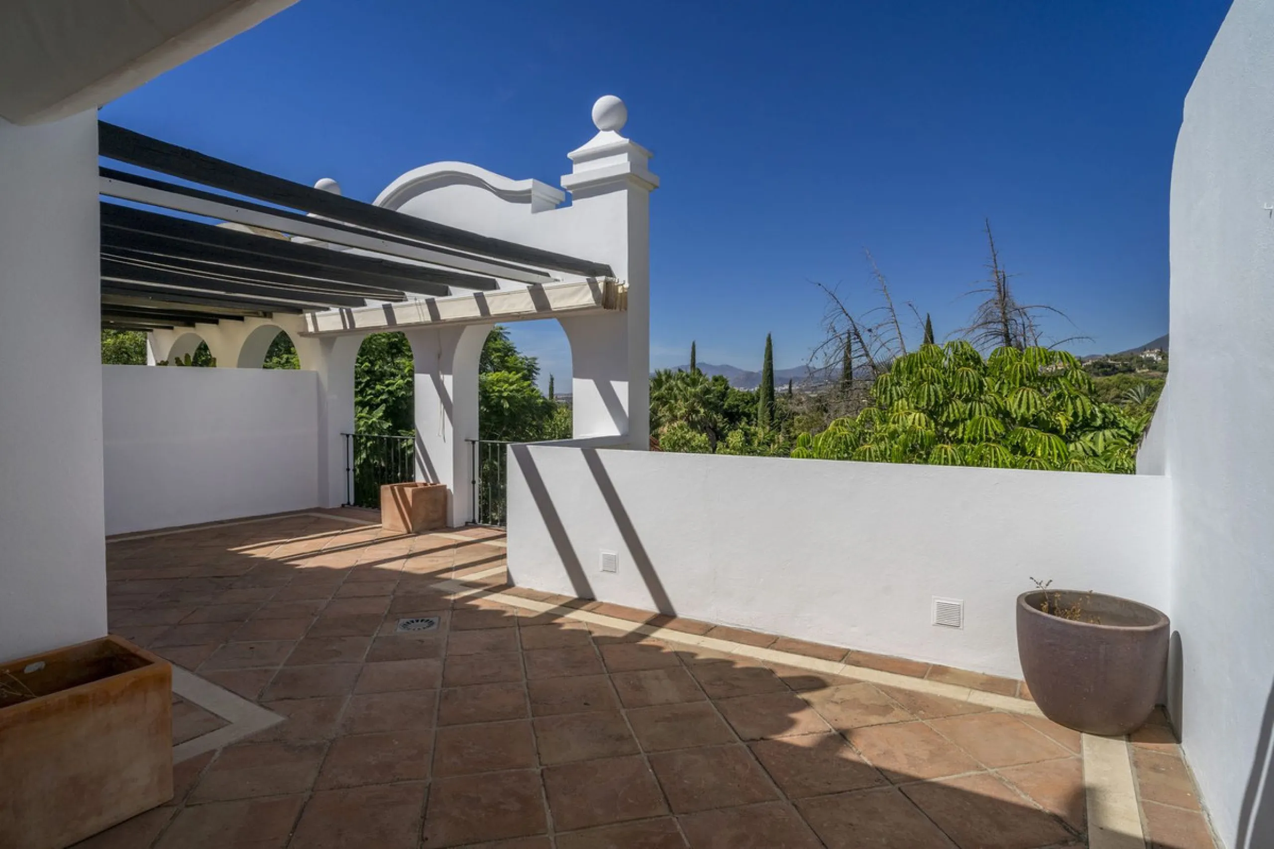 There are homes that are not only lived in, they are truly experienced. This penthouse duplex in Montebello Hills is one of them. Set on the noble slopes of Sierra Blanca, it offers both the calm of the mountains and the endless expanse of the Mediterrane