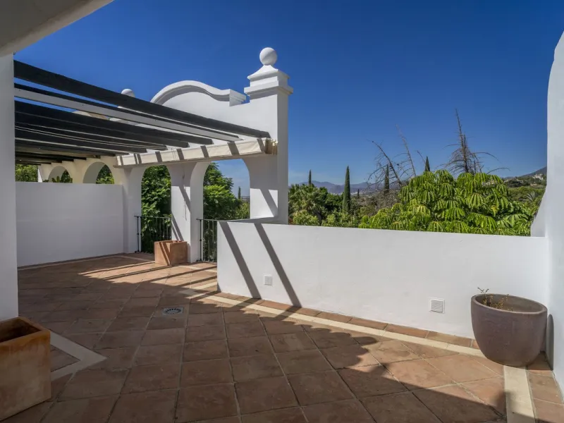 There are homes that are not only lived in, they are truly experienced. This penthouse duplex in Montebello Hills is one of them. Set on the noble slopes of Sierra Blanca, it offers both the calm of the mountains and the endless expanse of the Mediterrane