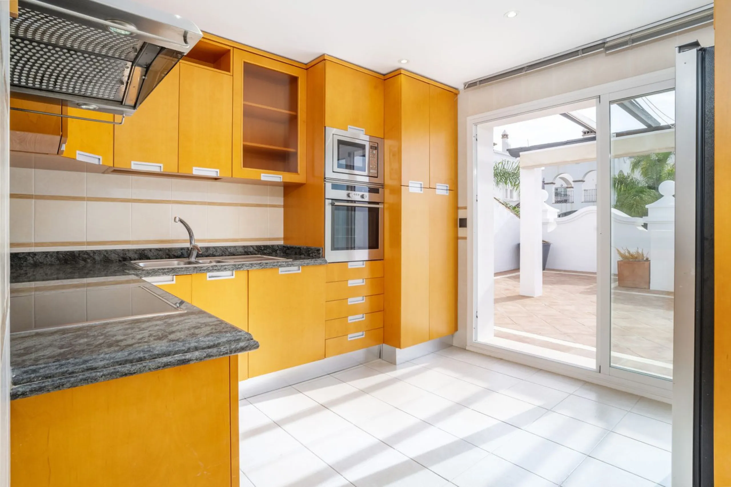 There are homes that are not only lived in, they are truly experienced. This penthouse duplex in Montebello Hills is one of them. Set on the noble slopes of Sierra Blanca, it offers both the calm of the mountains and the endless expanse of the Mediterrane