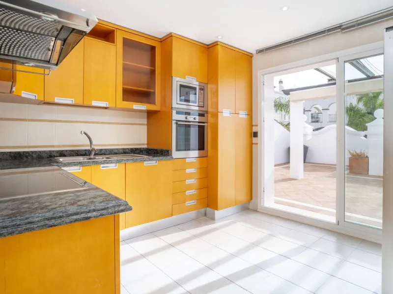 There are homes that are not only lived in, they are truly experienced. This penthouse duplex in Montebello Hills is one of them. Set on the noble slopes of Sierra Blanca, it offers both the calm of the mountains and the endless expanse of the Mediterrane