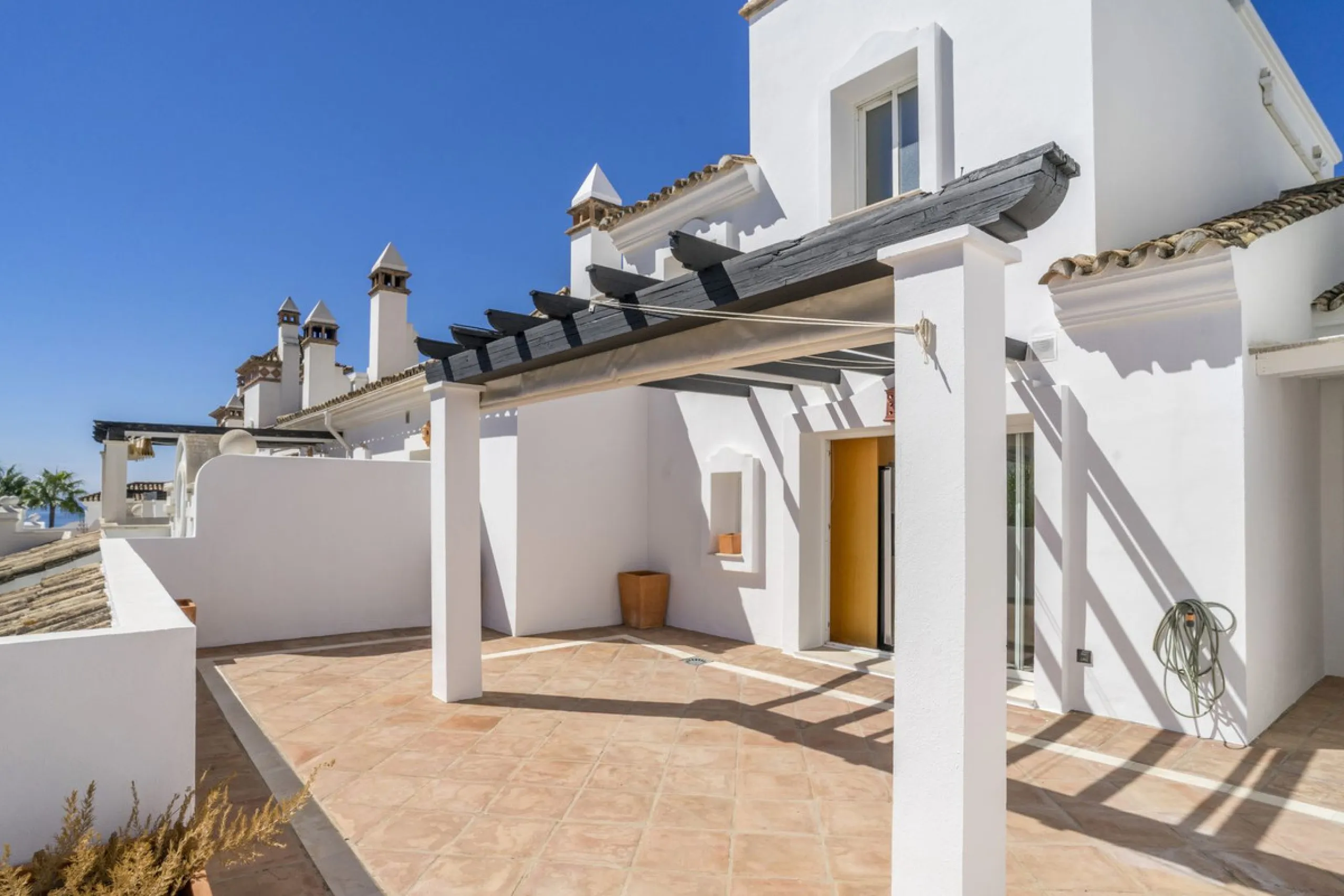 There are homes that are not only lived in, they are truly experienced. This penthouse duplex in Montebello Hills is one of them. Set on the noble slopes of Sierra Blanca, it offers both the calm of the mountains and the endless expanse of the Mediterrane