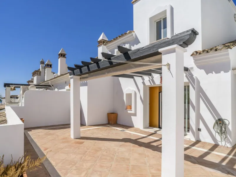 There are homes that are not only lived in, they are truly experienced. This penthouse duplex in Montebello Hills is one of them. Set on the noble slopes of Sierra Blanca, it offers both the calm of the mountains and the endless expanse of the Mediterrane