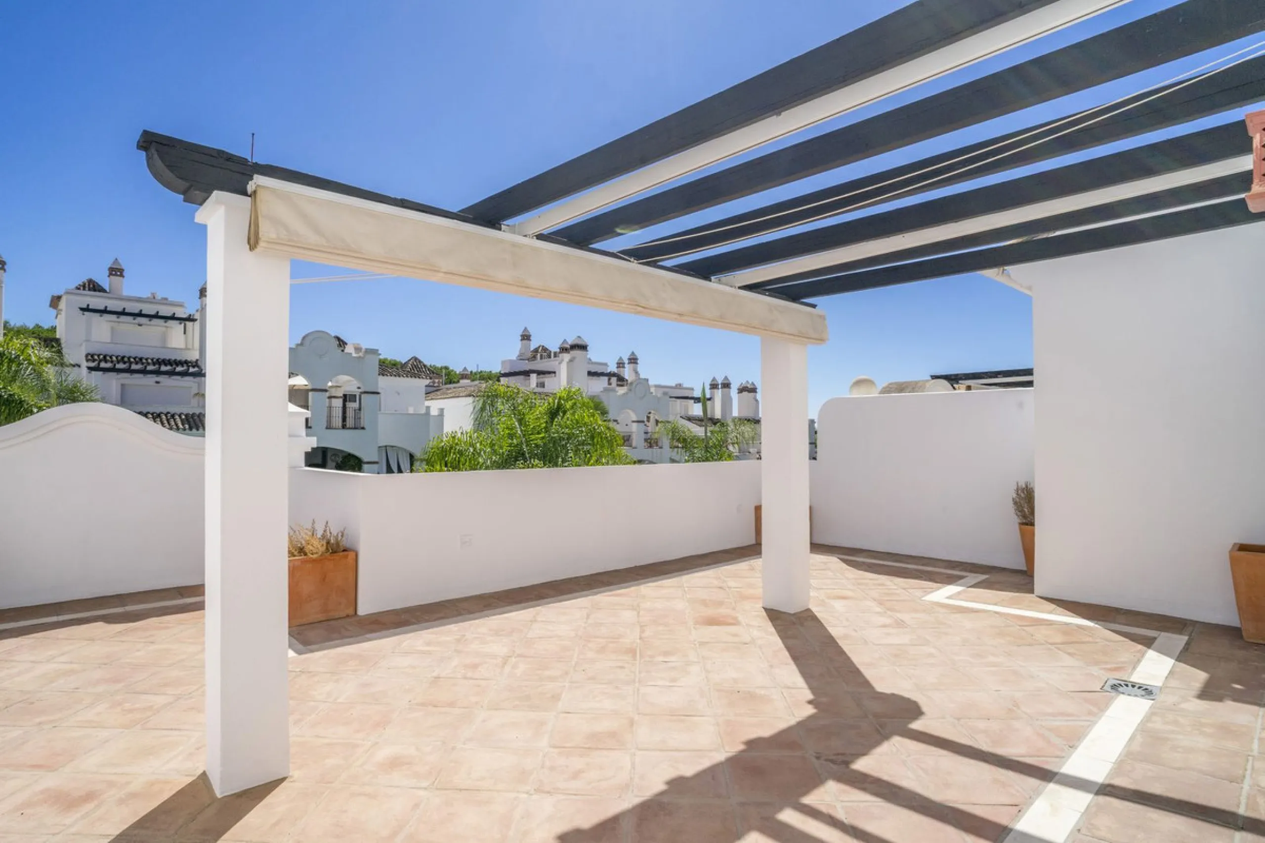 There are homes that are not only lived in, they are truly experienced. This penthouse duplex in Montebello Hills is one of them. Set on the noble slopes of Sierra Blanca, it offers both the calm of the mountains and the endless expanse of the Mediterrane