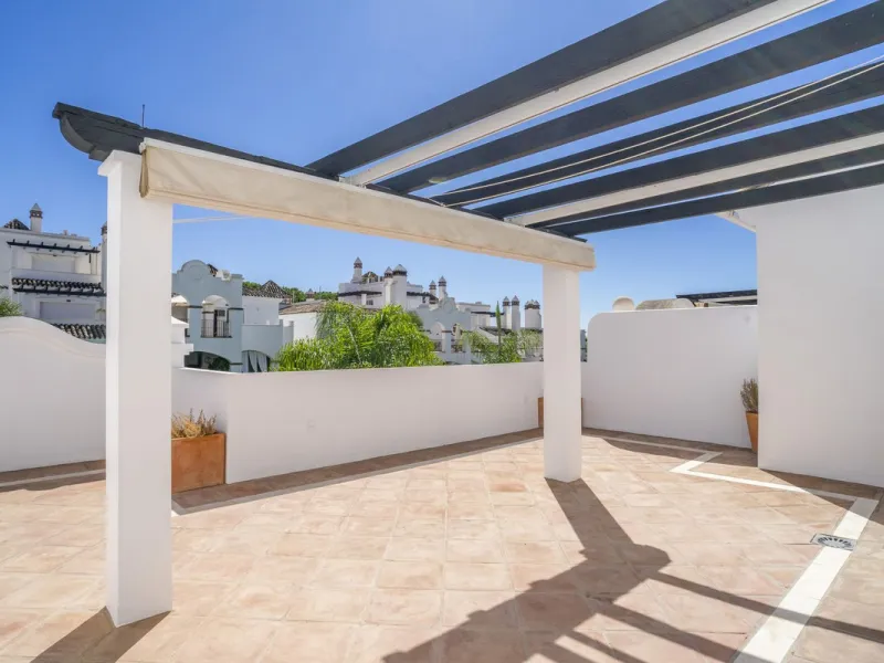 There are homes that are not only lived in, they are truly experienced. This penthouse duplex in Montebello Hills is one of them. Set on the noble slopes of Sierra Blanca, it offers both the calm of the mountains and the endless expanse of the Mediterrane