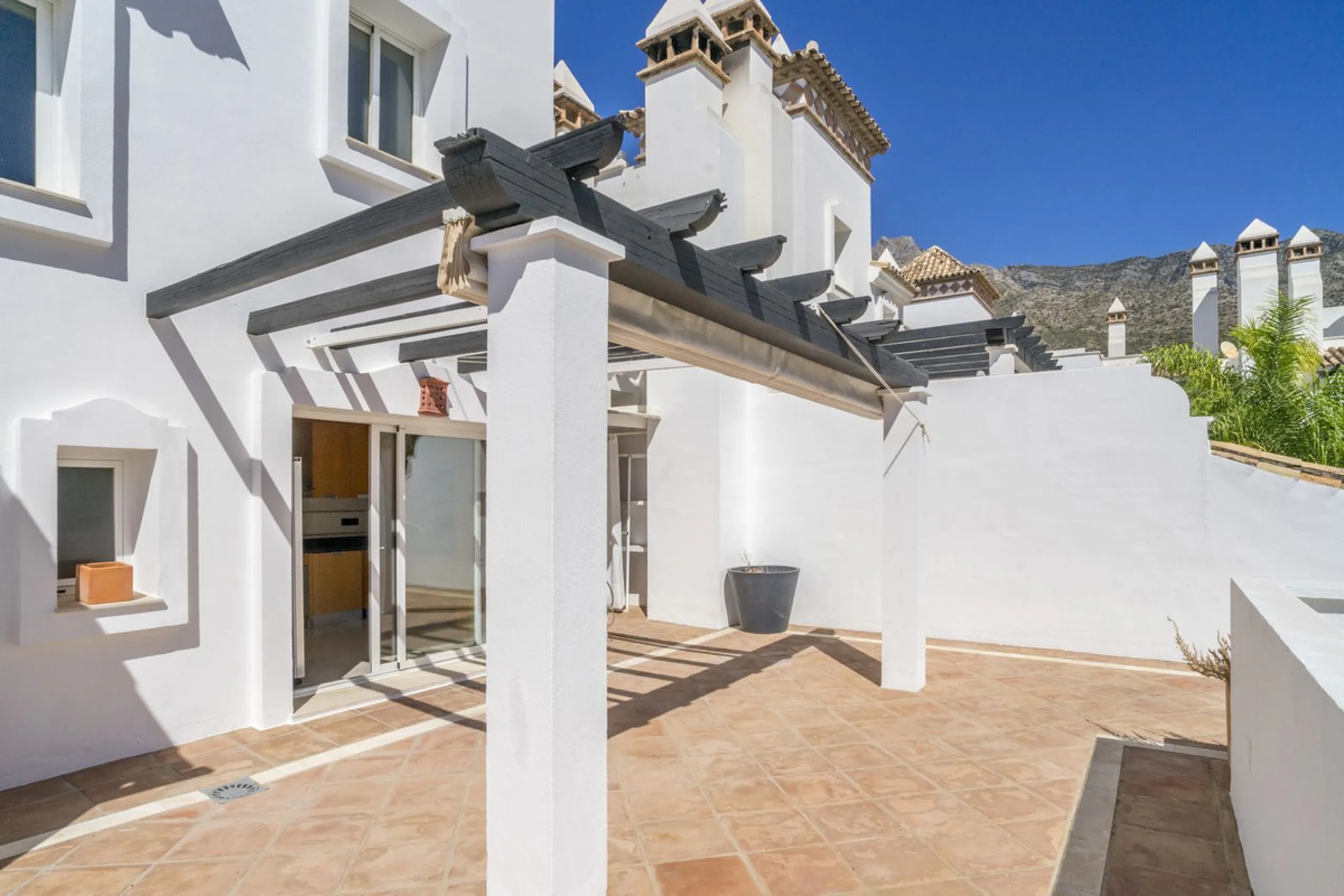 There are homes that are not only lived in, they are truly experienced. This penthouse duplex in Montebello Hills is one of them. Set on the noble slopes of Sierra Blanca, it offers both the calm of the mountains and the endless expanse of the Mediterrane