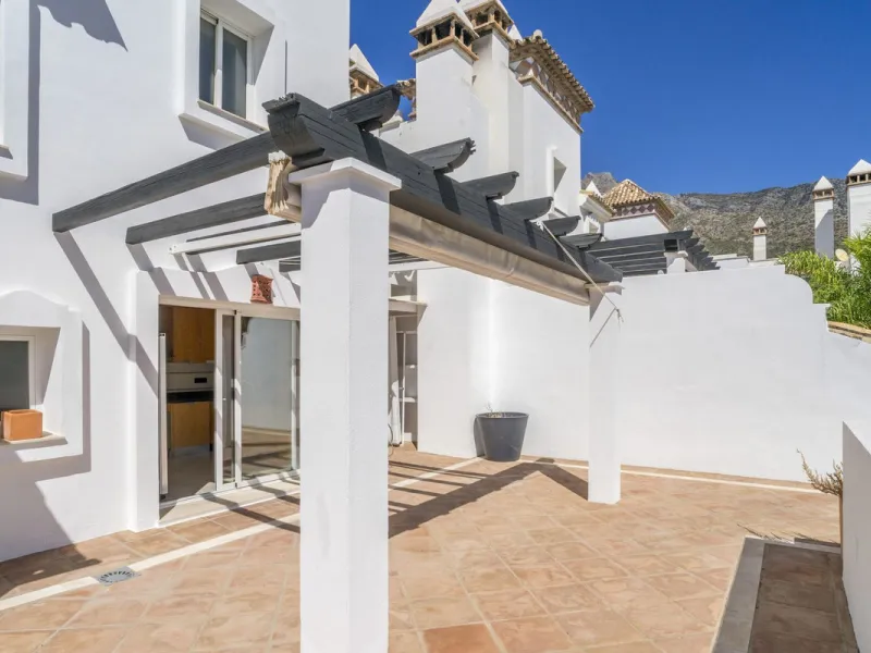 There are homes that are not only lived in, they are truly experienced. This penthouse duplex in Montebello Hills is one of them. Set on the noble slopes of Sierra Blanca, it offers both the calm of the mountains and the endless expanse of the Mediterrane